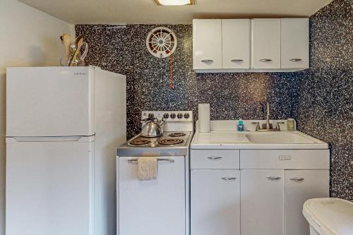 eine Küche mit einem weißen Kühlschrank und einer Spüle in der Unterkunft The Tides Retreat in Gig Harbor