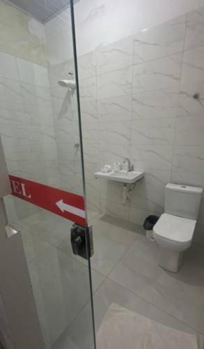 a bathroom with a toilet and a sink at Hotel Porto Sollar in Porto Nacional