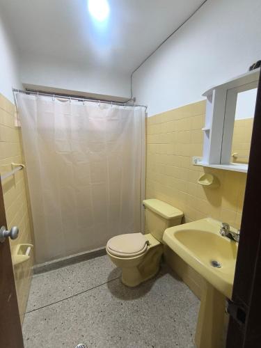 Et badeværelse på Apartamento Av Las Americas 3 habitaciones