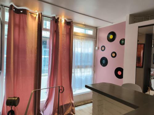 a living room with pink curtains and a window at LE MADISON, Gîte Atypique - NETFLIX in Dieppe