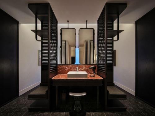 a bathroom with a sink and a mirror at Chongqing KS Kongshang Hotel in Chongqing