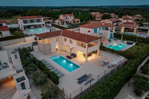 Villa Ivona di San Lorenzo Private Pool - Happy Rentals في Sveti Lovreč Pazenatički: منظر جوي لمنزل به حوض سباحة