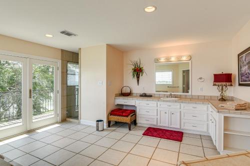 Η κουζίνα ή μικρή κουζίνα στο Lakefront Houston House - 1 Mi to Space Center!