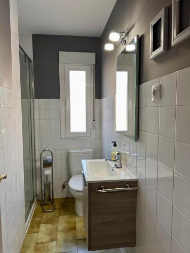a bathroom with a sink and a toilet at Oak House Oakplacescom in León