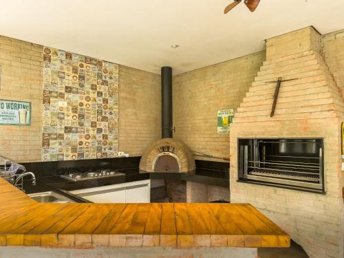 a kitchen with a stove and an oven at Refúgio de Alto Padrão na Granja Viana in Carapicuíba