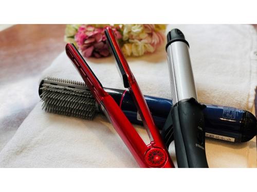 a pair of scissors and a brush on a table at Shinyokohama Kokusai Hotel - Vacation STAY 62852v in Yokohama