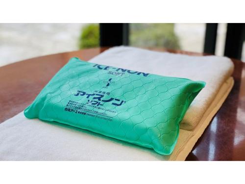 uma almofada verde em cima de uma mesa em Shinyokohama Kokusai Hotel - Vacation STAY 62807v em Yokohama