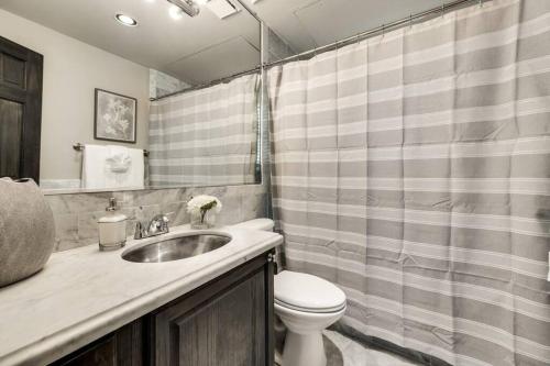 Ένα μπάνιο στο Luxury 1br Retreat W Private Patio & Courtyard