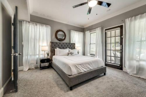 Ένα ή περισσότερα κρεβάτια σε δωμάτιο στο Luxury 1br Retreat W Private Patio & Courtyard