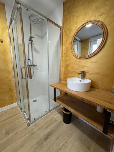 a bathroom with a sink and a shower at Oak Home - Oakplaces in León