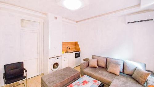 un soggiorno con un divano e una TV di Apartman Lazar Trebinje a Trebinje