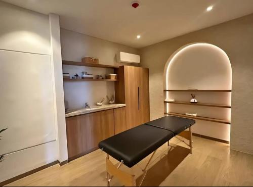 a kitchen with a table and a refrigerator at Lujo 2 dorms con vistas al río in Curibo