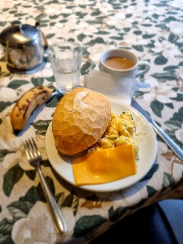 ホテルの敷地内または近くでの食事または食べ物