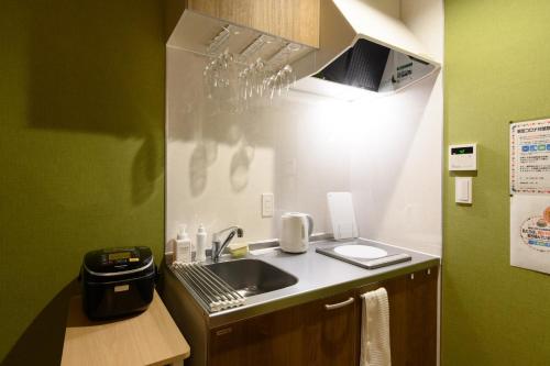 una cocina con fregadero y encimera en Sakurabashi - Vacation STAY 91888v, en Kanazawa