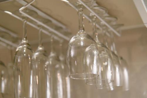 un montón de copas de vino colgando de un estante en Sakurabashi - Vacation STAY 91888v, en Kanazawa