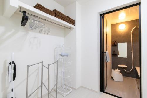 une salle de bain blanche avec douche et toilettes dans l'établissement Hakata-ku - House - Vacation STAY 19760, à Hakata