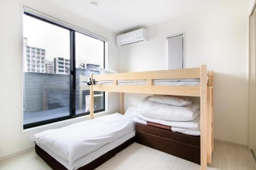 une chambre avec un lit superposé et une grande fenêtre dans l'établissement Hakata-ku - House - Vacation STAY 19760, à Hakata