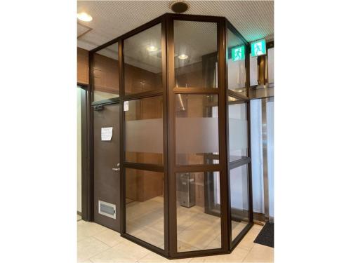 佐世保市にあるSmile Hotel Sasebo - Vacation STAY 92136vの建物内の空ガラス製エレベーター