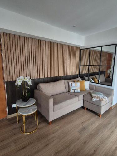 リマにあるHermoso apartamentoのソファとテーブルのあるリビングルーム