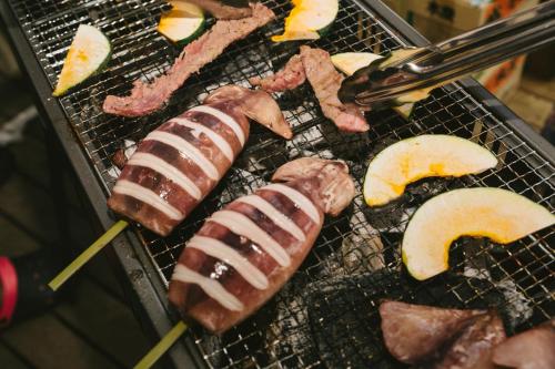 two hot dogs and bacon on a grill with apples at Funabashi - House - Vacation STAY 19790 in Funabashi