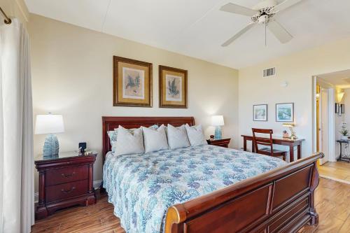 Postel nebo postele na pokoji v ubytování Ameila Island Plantation Condo with Oceanfront Balcony