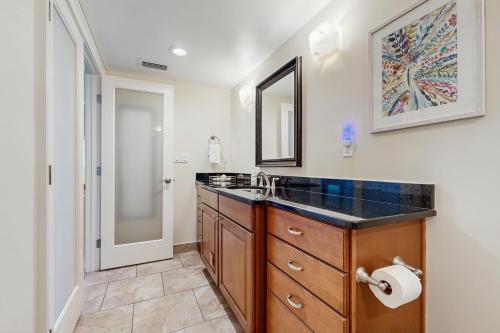 Kuchyň nebo kuchyňský kout v ubytování Ameila Island Plantation Condo with Oceanfront Balcony