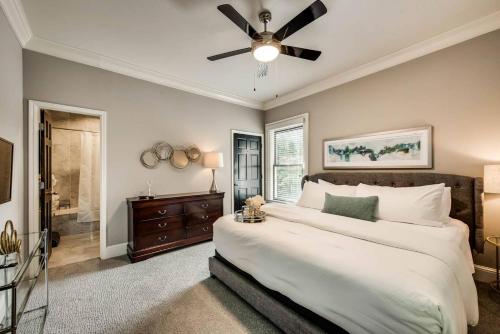 Un dormitorio con una cama grande y un ventilador de techo. en Dallas Getaway Stylish Condo On Swiss Ave, en Dallas