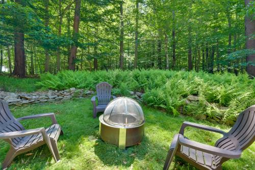 Fotografie z fotogalerie ubytování Sweetfern Gouldsboro Cabin Deck and Lake Access v destinaci Gouldsboro