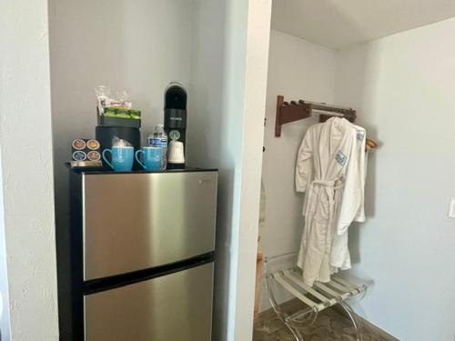 Galería fotográfica de New 2025-Ocean Sands Beach Boutique Inn-Sauna and Salt-Mineral Pool -Free Beach Bikes and Famous Beach-Nightly Popcorn-Bathrobes and Sunscreen in all rooms-Ultra Sparkling Certified-Free Laundry-4 Grand Presidential Black Beds in all rooms en Kill Devil Hills