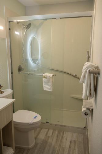 Un baño de New 2025-Ocean Sands Beach Boutique Inn-Sauna and Salt-Mineral Pool -Free Beach Bikes and Famous Beach-Nightly Popcorn-Bathrobes and Sunscreen in all rooms-Ultra Sparkling Certified-Free Laundry-4 Grand Presidential Black Beds in all rooms
