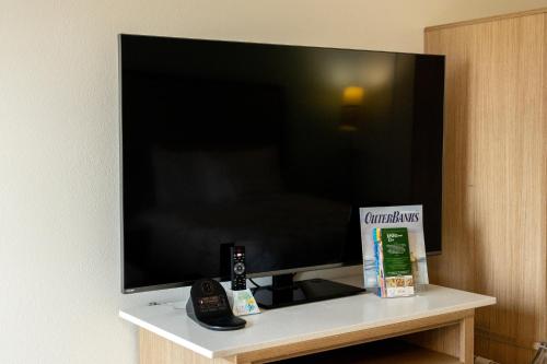 Galería fotográfica de New 2025-Ocean Sands Beach Boutique Inn-Sauna and Salt-Mineral Pool -Free Beach Bikes and Famous Beach-Nightly Popcorn-Bathrobes and Sunscreen in all rooms-Ultra Sparkling Certified-Free Laundry-4 Grand Presidential Black Beds in all rooms en Kill Devil Hills