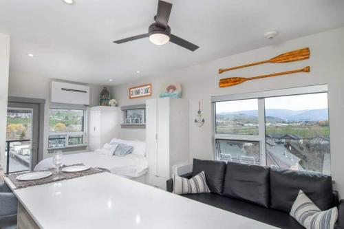 Φωτογραφία από το άλμπουμ του Top Floor Lakeshore Views Near Skiing σε Βερνόν