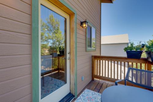 Μπαλκόνι ή βεράντα στο Walk to NAU and Dtwn Flagstaff Studio with Balcony!