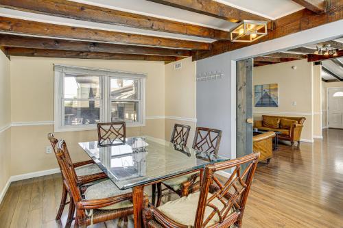 Гостиная зона в 1 Block to Beach Sea Isle City Retreat with Patio!