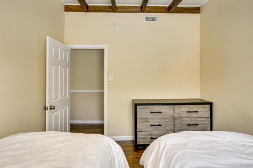 Кровать или кровати в номере 1 Block to Beach Sea Isle City Retreat with Patio!