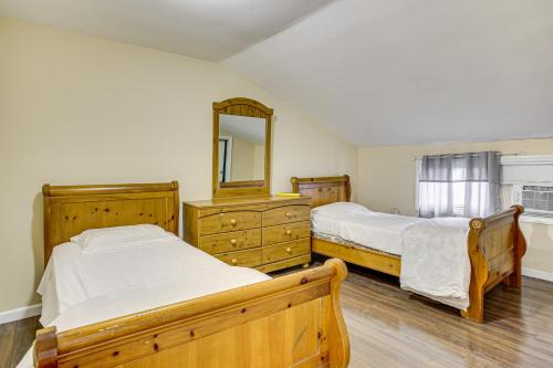 Кровать или кровати в номере 1 Block to Beach Sea Isle City Retreat with Patio!