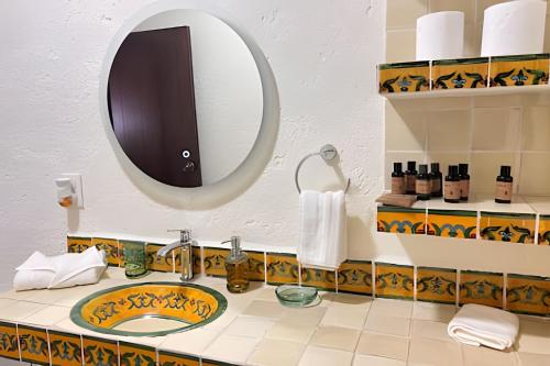 a bathroom with a sink and a mirror at Refugio familiar en el bosque in Villa Victoria