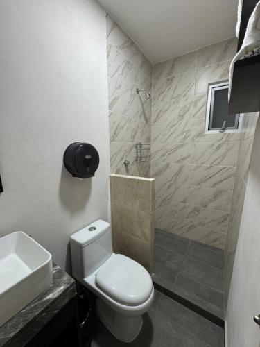 Un baño con inodoro, lavabo y ducha. en Villa Estelar Romero Flores Magon, en Veracruz