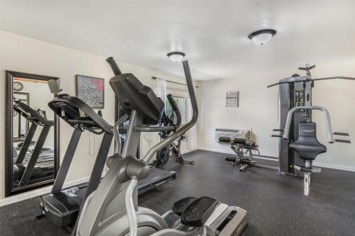 a gym with treadmills and ellipticals in a room at Best Western Plus Sonora Oaks Hotel and Conference Center in Sonora