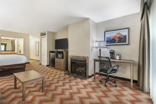 a hotel room with a bed and a desk at Best Western Plus Sonora Oaks Hotel and Conference Center in Sonora