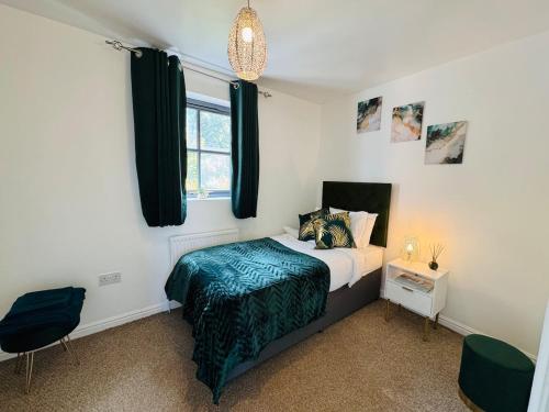 ein Schlafzimmer mit einem Bett und einem Fenster in der Unterkunft Cozy Home In Headington, Oxford in Oxford