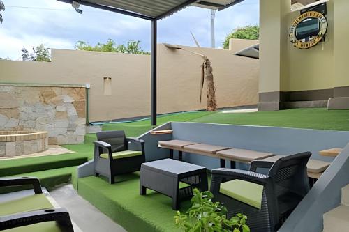a patio with chairs and a table and a table and chairsktop at Reserva tu casa rodeada de naturaleza en Anapoima in La Mesa