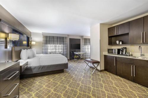 Best Western Plus Clemson Hotel & Conference Centerにあるキッチンまたは簡易キッチン