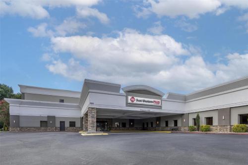 クレムゾンにあるBest Western Plus Clemson Hotel & Conference Centerの建物の前の空の駐車場