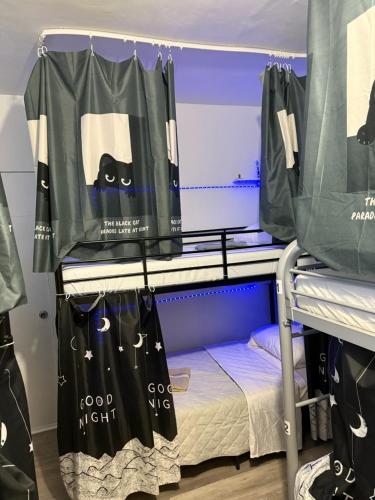 Ένα ή περισσότερα κρεβάτια σε δωμάτιο στο Miami Drip Star Life Hostel