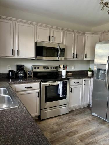 Dapur atau dapur kecil di Fountain Inn Home