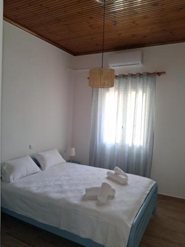 Una cama o camas en una habitación de Theoni's Home