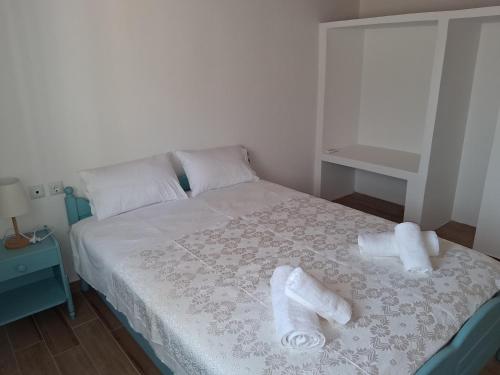 Una cama o camas en una habitación de Theoni's Home
