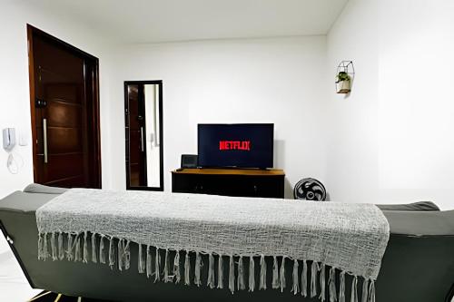 a bedroom with a bed and a tv on a table at Roupa de cama, Toalhas | Arena Corinthians | GRU in Sao Paulo