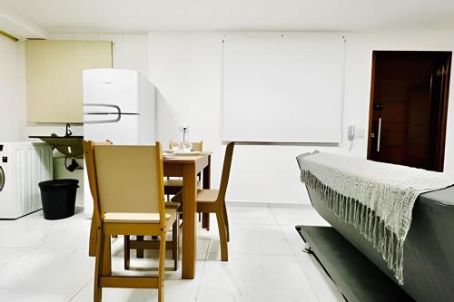 a bedroom with a table and chairs and a bed at Roupa de cama, Toalhas | Arena Corinthians | GRU in Sao Paulo